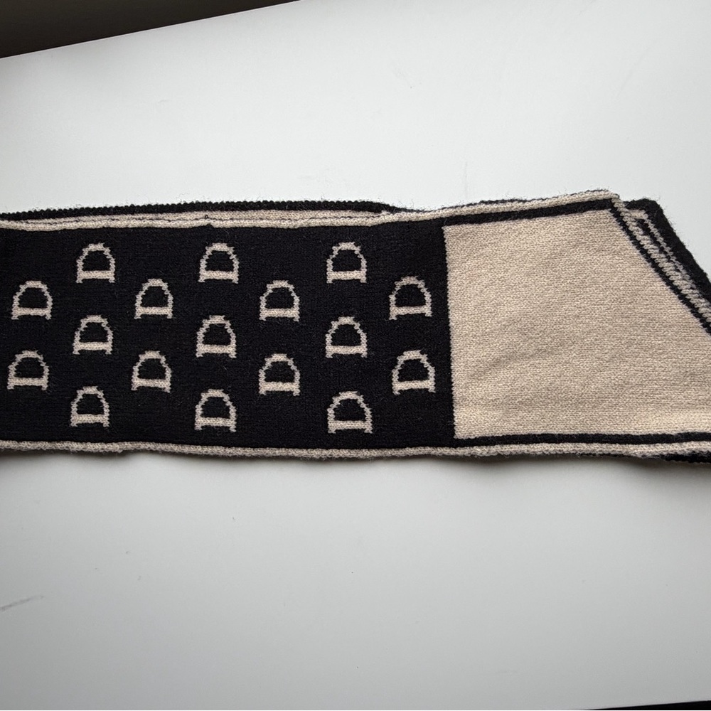 Black and Cream Scarf with D Pattern - Picture 7 of 8